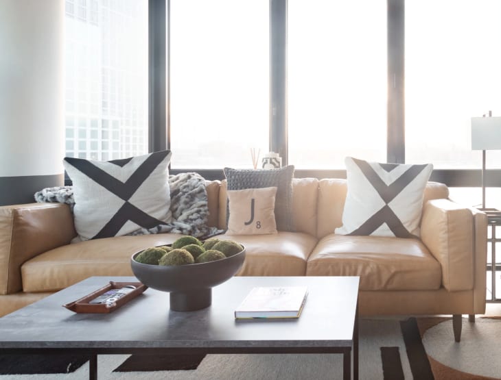 33 Coffee Table Decor Ideas: How to Decorate a Coffee Table | Apartment